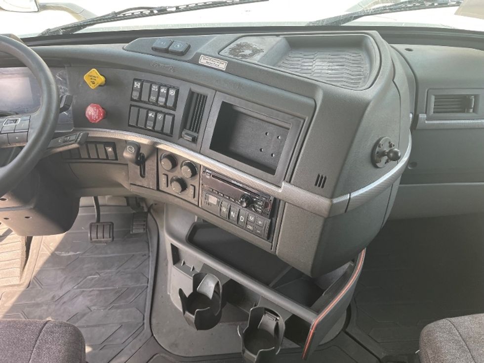 Sleeper Tractor-Heavy Duty Tractors-Volvo-2022-VNL64760-Houston-TX-504,863\n\t\tmiles-$ 76,000 - Image 14