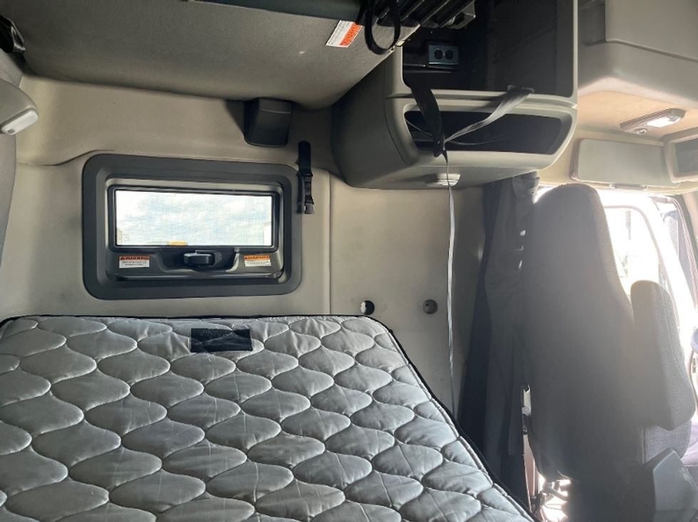 Sleeper Tractor-Heavy Duty Tractors-Volvo-2022-VNL64760-Houston-TX-504,863\n\t\tmiles-$ 76,000 - Image 15