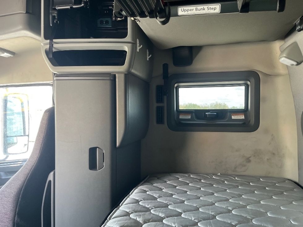 Sleeper Tractor-Heavy Duty Tractors-Volvo-2022-VNL64760-Houston-TX-504,863\n\t\tmiles-$ 76,000 - Image 16