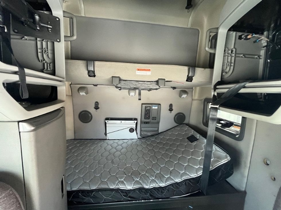 Sleeper Tractor-Heavy Duty Tractors-Volvo-2022-VNL64760-Houston-TX-504,863\n\t\tmiles-$ 76,000 - Image 18