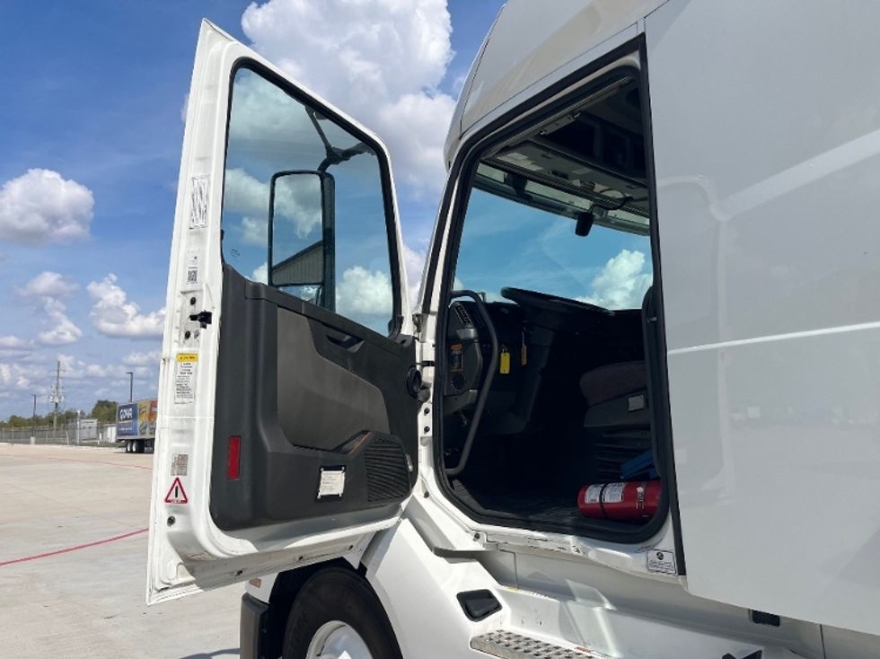 Sleeper Tractor-Heavy Duty Tractors-Volvo-2022-VNL64760-Houston-TX-504,863\n\t\tmiles-$ 76,000 - Image 21