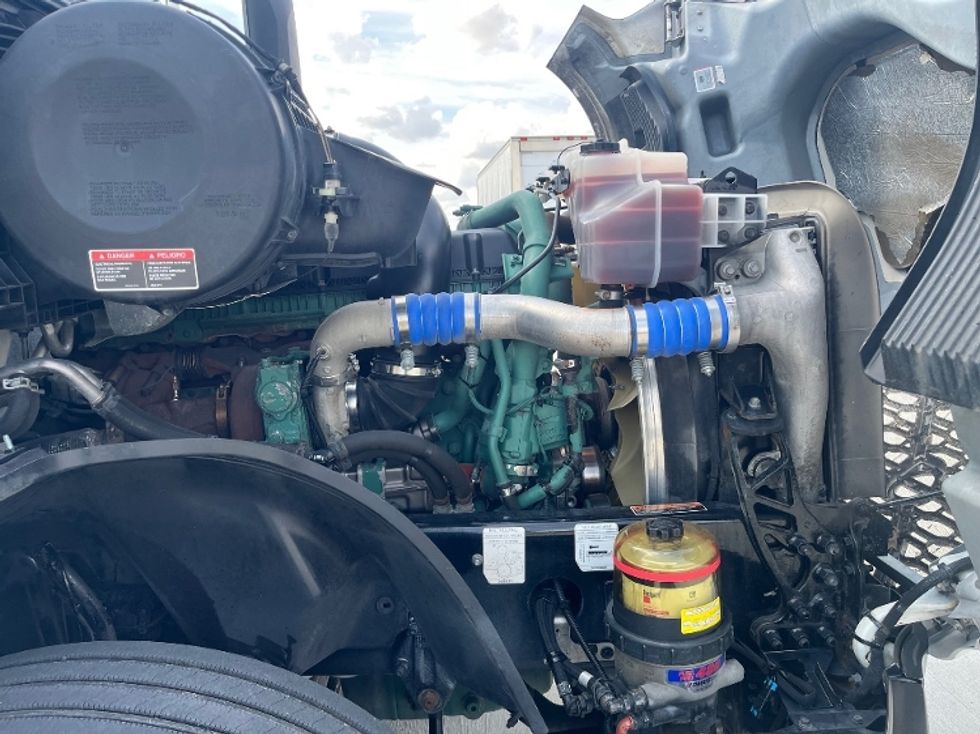 Sleeper Tractor-Heavy Duty Tractors-Volvo-2022-VNL64760-Houston-TX-504,863\n\t\tmiles-$ 76,000 - Image 9