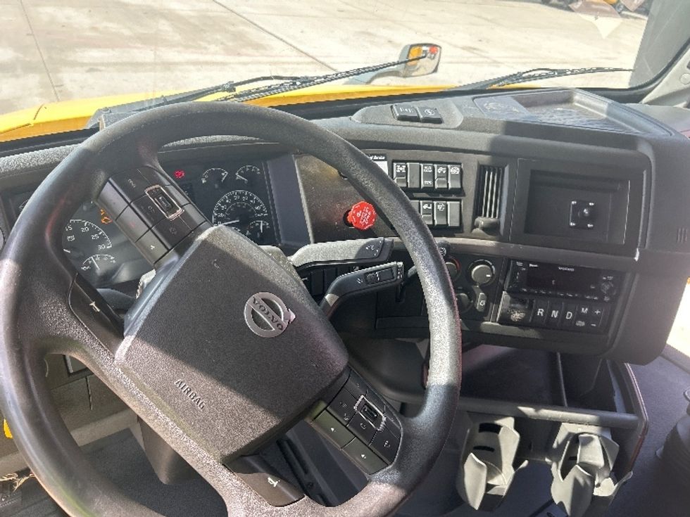 Sleeper Tractor-Heavy Duty Tractors-Volvo-2022-VNL64760-Houston-TX-513,802\n\t\tmiles-$ 70,750 - Image 10