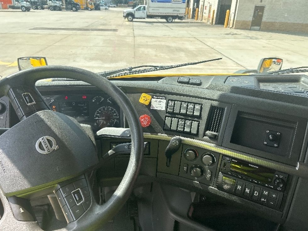 Sleeper Tractor-Heavy Duty Tractors-Volvo-2022-VNL64760-Houston-TX-513,802\n\t\tmiles-$ 70,750 - Image 11