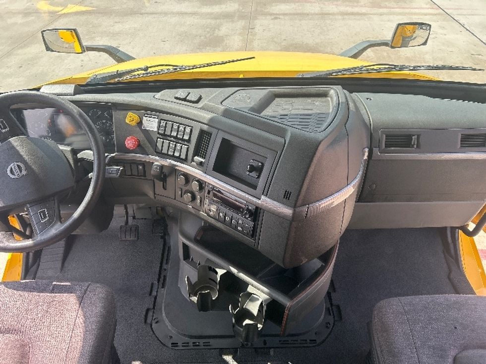 Sleeper Tractor-Heavy Duty Tractors-Volvo-2022-VNL64760-Houston-TX-513,802\n\t\tmiles-$ 70,750 - Image 12