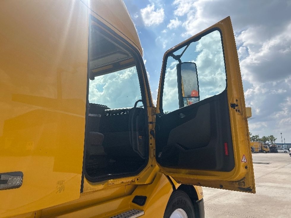 Sleeper Tractor-Heavy Duty Tractors-Volvo-2022-VNL64760-Houston-TX-513,802\n\t\tmiles-$ 70,750 - Image 13