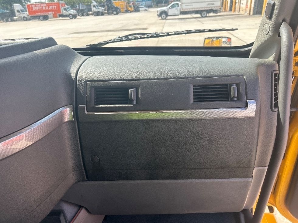 Sleeper Tractor-Heavy Duty Tractors-Volvo-2022-VNL64760-Houston-TX-513,802\n\t\tmiles-$ 70,750 - Image 14