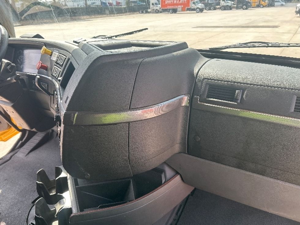 Sleeper Tractor-Heavy Duty Tractors-Volvo-2022-VNL64760-Houston-TX-513,802\n\t\tmiles-$ 70,750 - Image 15