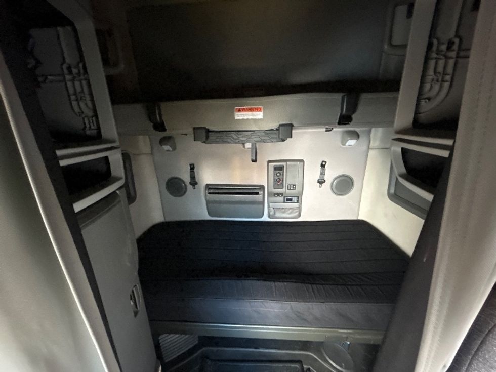 Sleeper Tractor-Heavy Duty Tractors-Volvo-2022-VNL64760-Houston-TX-513,802\n\t\tmiles-$ 70,750 - Image 16