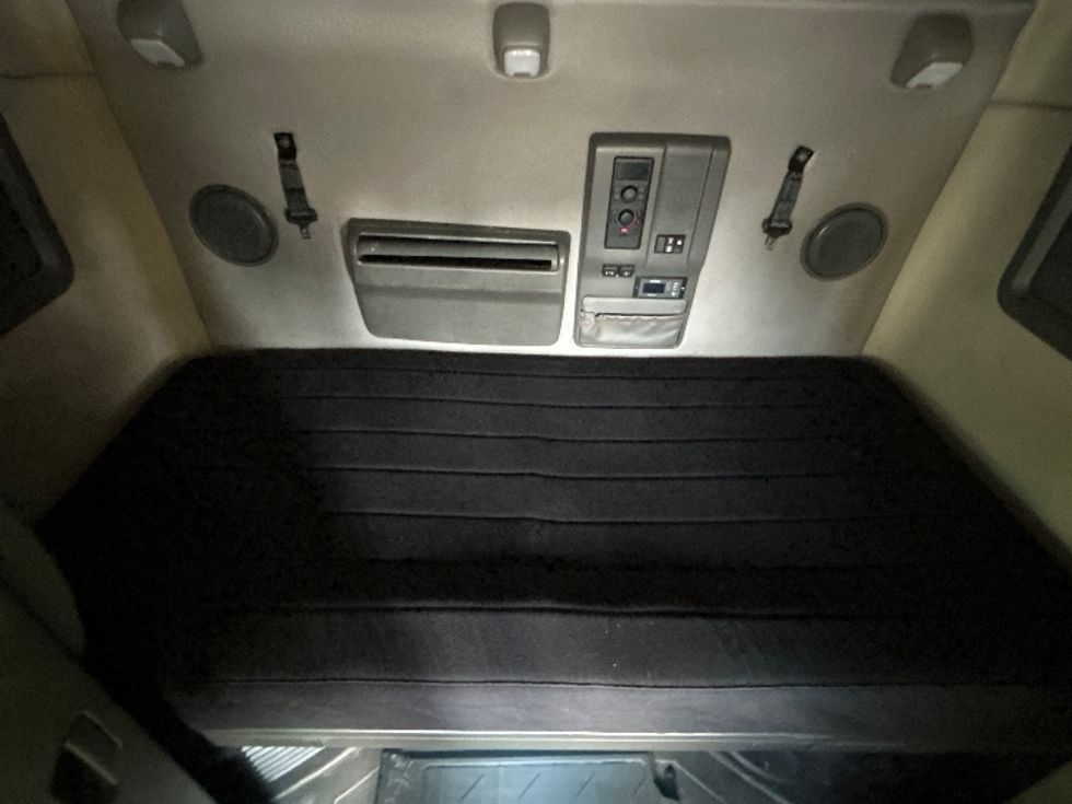 Sleeper Tractor-Heavy Duty Tractors-Volvo-2022-VNL64760-Houston-TX-513,802\n\t\tmiles-$ 70,750 - Image 17