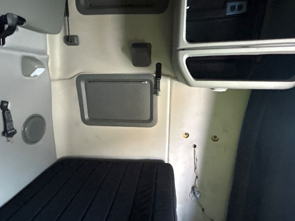 Sleeper Tractor-Heavy Duty Tractors-Volvo-2022-VNL64760-Houston-TX-513,802\n\t\tmiles-$ 70,750 - Image 18