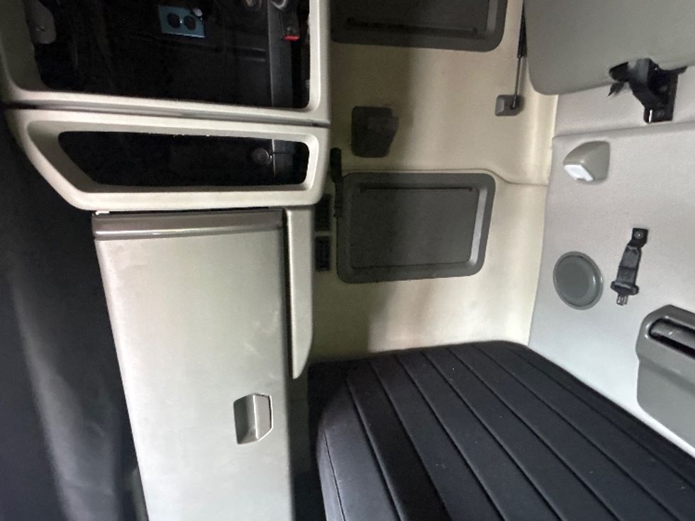 Sleeper Tractor-Heavy Duty Tractors-Volvo-2022-VNL64760-Houston-TX-513,802\n\t\tmiles-$ 70,750 - Image 19