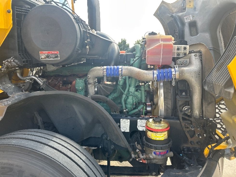 Sleeper Tractor-Heavy Duty Tractors-Volvo-2022-VNL64760-Houston-TX-513,802\n\t\tmiles-$ 70,750 - Image 20