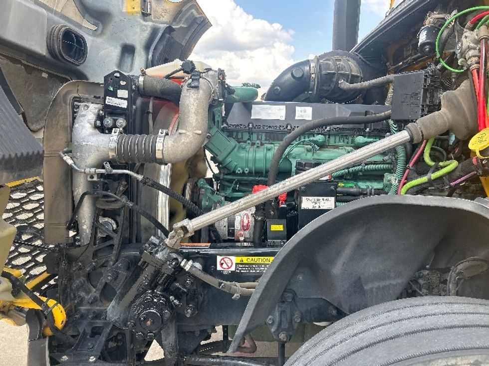 Sleeper Tractor-Heavy Duty Tractors-Volvo-2022-VNL64760-Houston-TX-513,802\n\t\tmiles-$ 70,750 - Image 21