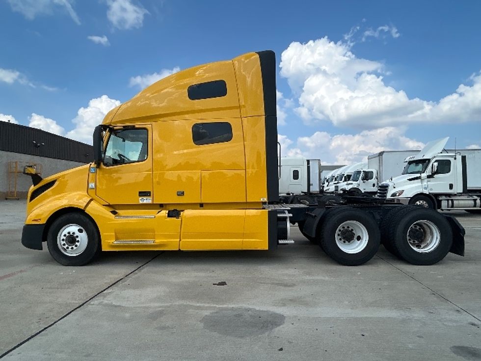 Sleeper Tractor-Heavy Duty Tractors-Volvo-2022-VNL64760-Houston-TX-513,802\n\t\tmiles-$ 70,750 - Image 4