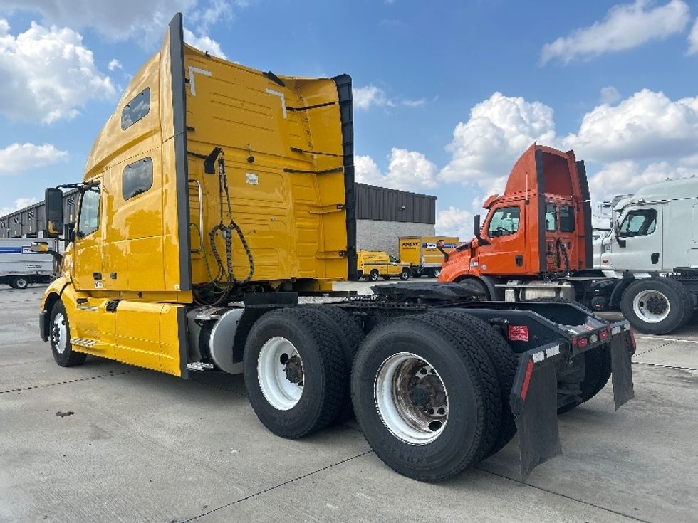Sleeper Tractor-Heavy Duty Tractors-Volvo-2022-VNL64760-Houston-TX-513,802\n\t\tmiles-$ 70,750 - Image 5
