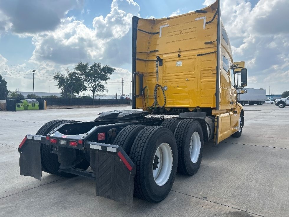 Sleeper Tractor-Heavy Duty Tractors-Volvo-2022-VNL64760-Houston-TX-513,802\n\t\tmiles-$ 70,750 - Image 7