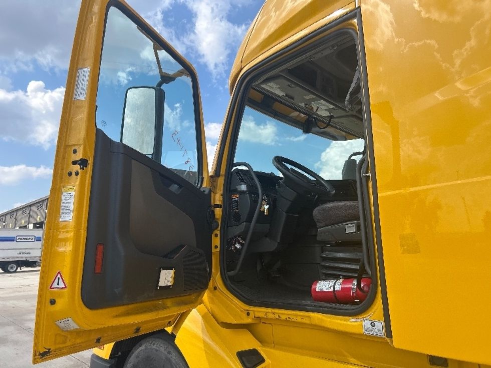 Sleeper Tractor-Heavy Duty Tractors-Volvo-2022-VNL64760-Houston-TX-513,802\n\t\tmiles-$ 70,750 - Image 9