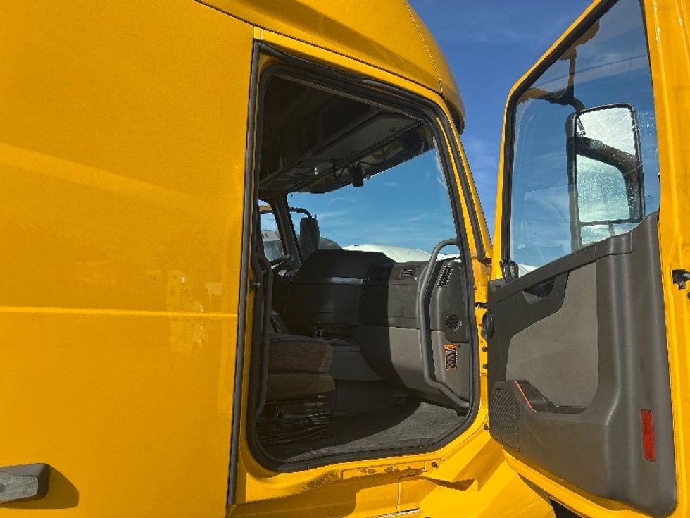 Sleeper Tractor-Heavy Duty Tractors-Volvo-2022-VNL64760-Indianapolis-IN-430,287\n\t\tmiles-$ 74,750 - Image 13
