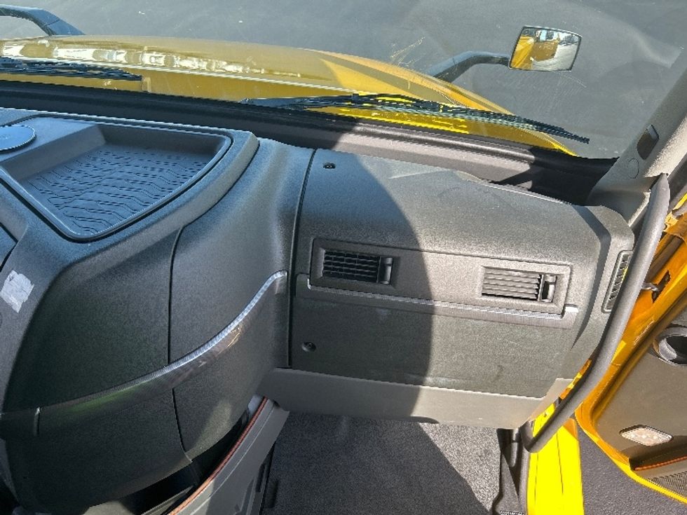 Sleeper Tractor-Heavy Duty Tractors-Volvo-2022-VNL64760-Indianapolis-IN-430,287\n\t\tmiles-$ 74,750 - Image 14