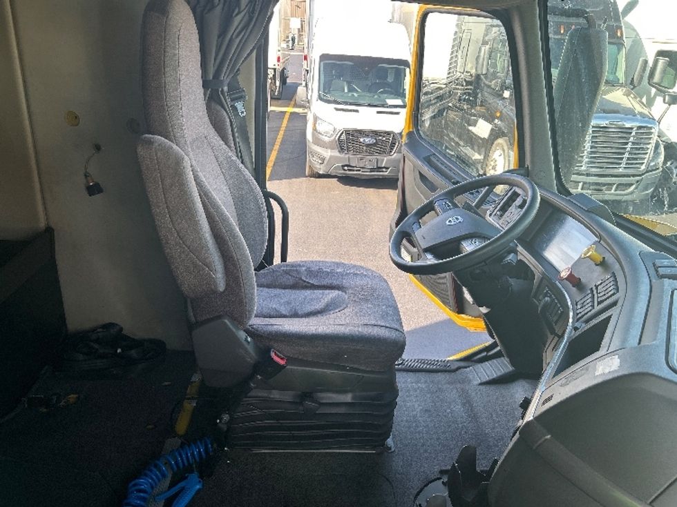 Sleeper Tractor-Heavy Duty Tractors-Volvo-2022-VNL64760-Indianapolis-IN-430,287\n\t\tmiles-$ 74,750 - Image 15