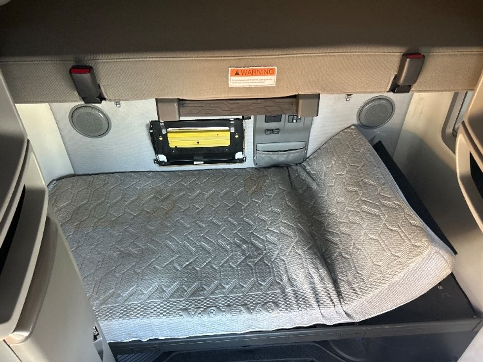 Sleeper Tractor-Heavy Duty Tractors-Volvo-2022-VNL64760-Indianapolis-IN-430,287\n\t\tmiles-$ 74,750 - Image 16