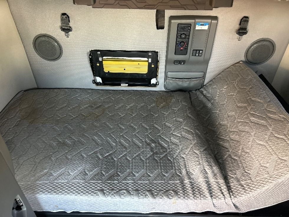 Sleeper Tractor-Heavy Duty Tractors-Volvo-2022-VNL64760-Indianapolis-IN-430,287\n\t\tmiles-$ 74,750 - Image 17