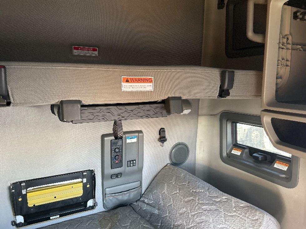 Sleeper Tractor-Heavy Duty Tractors-Volvo-2022-VNL64760-Indianapolis-IN-430,287\n\t\tmiles-$ 74,750 - Image 18