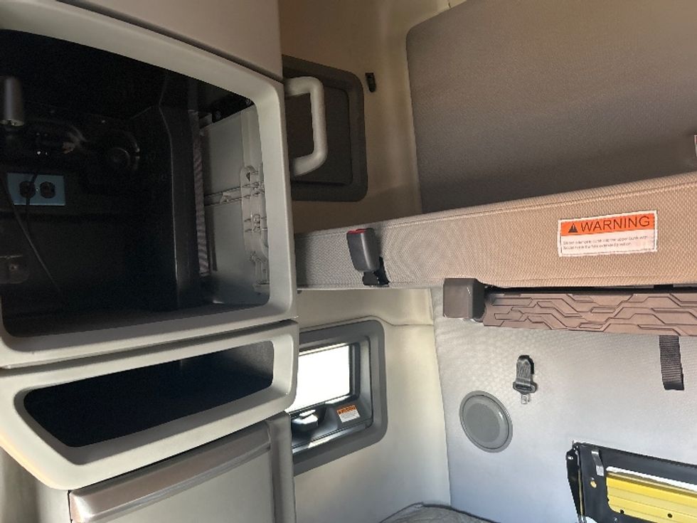 Sleeper Tractor-Heavy Duty Tractors-Volvo-2022-VNL64760-Indianapolis-IN-430,287\n\t\tmiles-$ 74,750 - Image 19