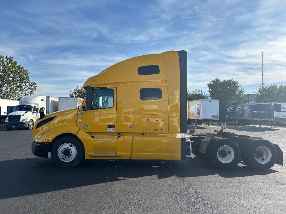 Sleeper Tractor-Heavy Duty Tractors-Volvo-2022-VNL64760-Indianapolis-IN-430,287\n\t\tmiles-$ 74,750 - Image 4