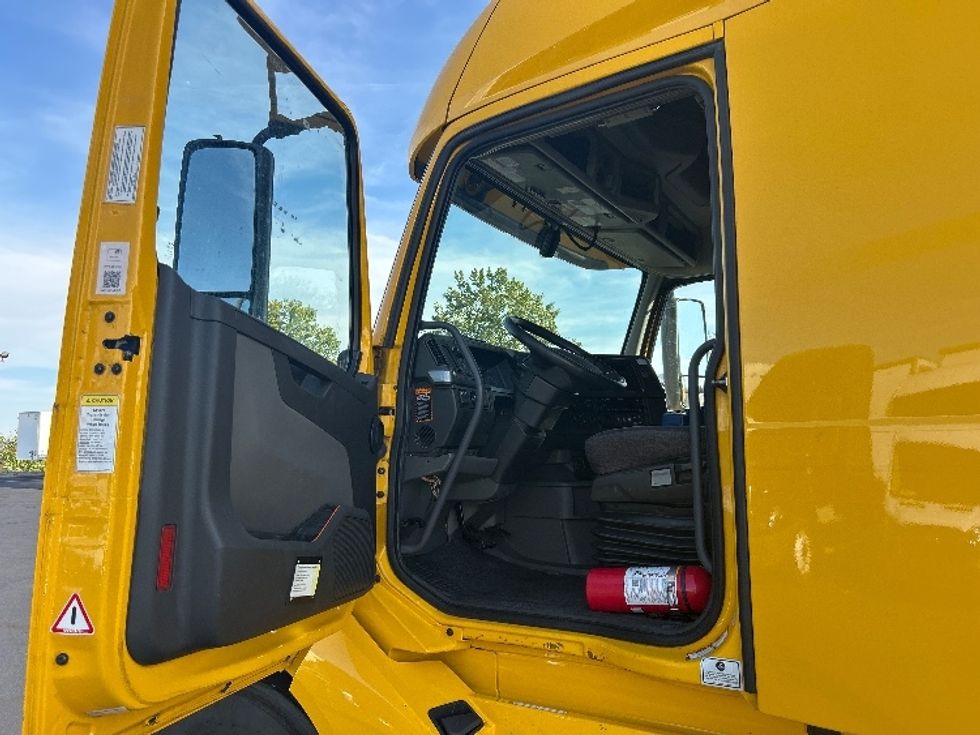 Sleeper Tractor-Heavy Duty Tractors-Volvo-2022-VNL64760-Indianapolis-IN-430,287\n\t\tmiles-$ 74,750 - Image 9