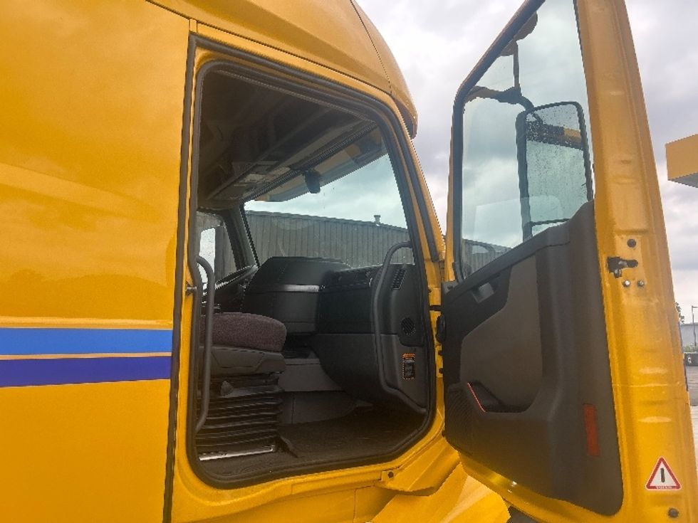 Sleeper Tractor-Heavy Duty Tractors-Volvo-2022-VNL64760-Indianapolis-IN-447,307\n\t\tmiles-$ 81,750 - Image 12