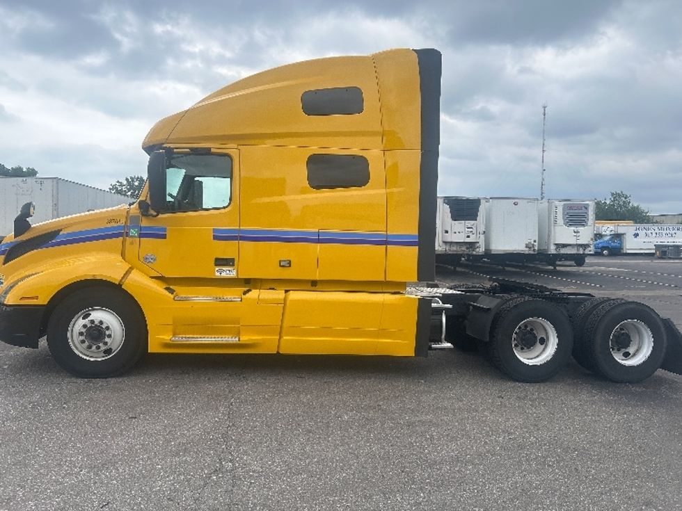 Sleeper Tractor-Heavy Duty Tractors-Volvo-2022-VNL64760-Indianapolis-IN-447,307\n\t\tmiles-$ 81,750 - Image 3