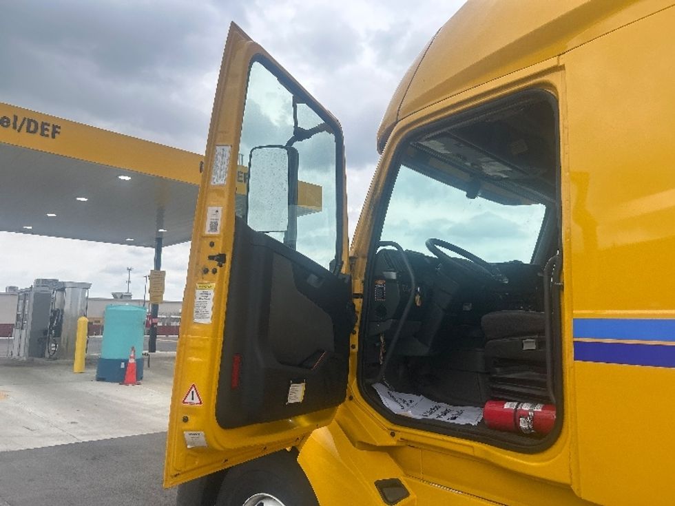 Sleeper Tractor-Heavy Duty Tractors-Volvo-2022-VNL64760-Indianapolis-IN-447,307\n\t\tmiles-$ 81,750 - Image 8