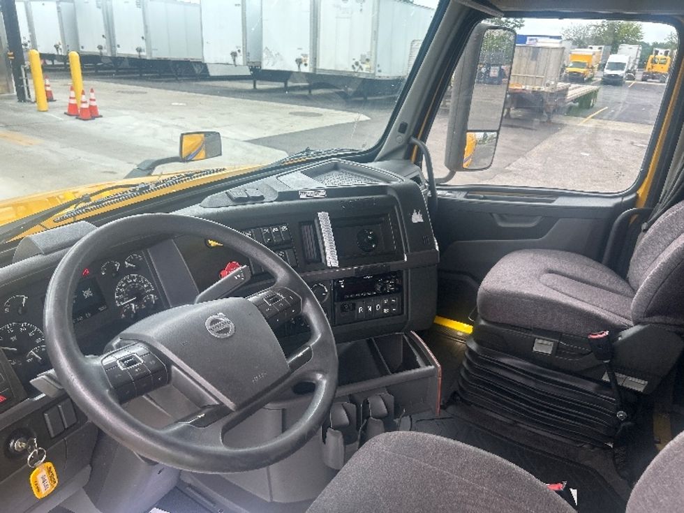 Sleeper Tractor-Heavy Duty Tractors-Volvo-2022-VNL64760-Indianapolis-IN-447,307\n\t\tmiles-$ 81,750 - Image 9