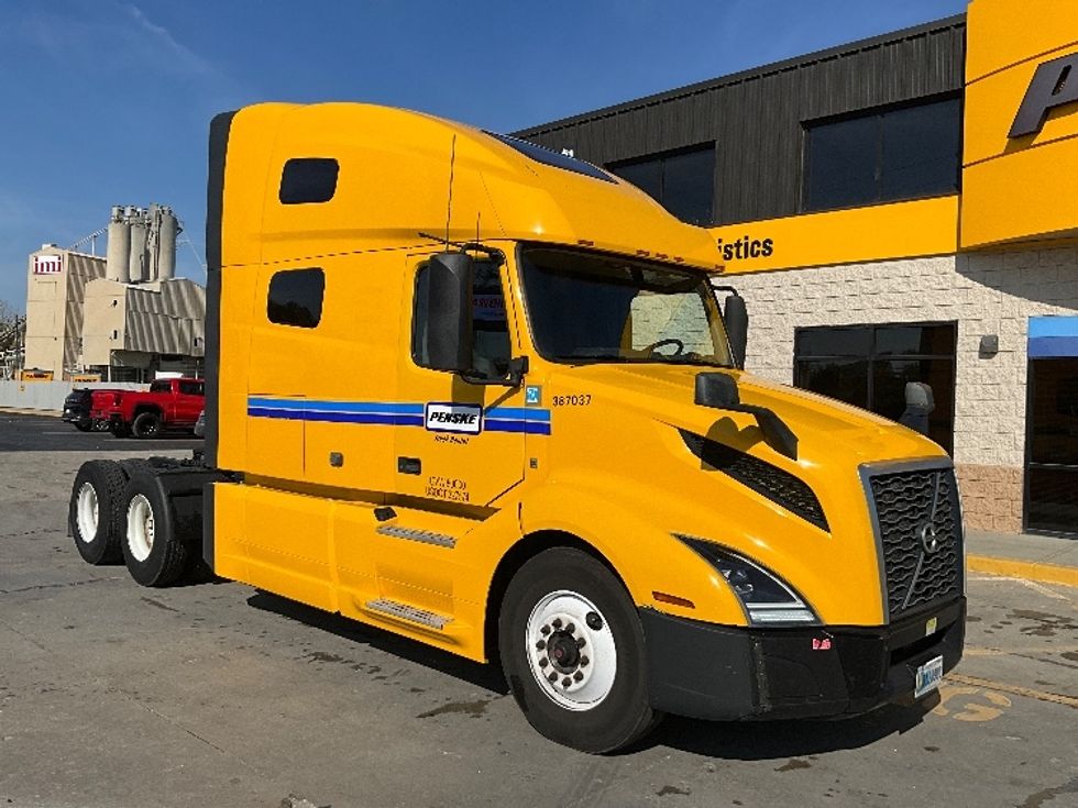 Sleeper Tractor-Heavy Duty Tractors-Volvo-2022-VNL64760-Indianapolis-IN-466,869\n\t\tmiles-$ 70,250 - Image 1