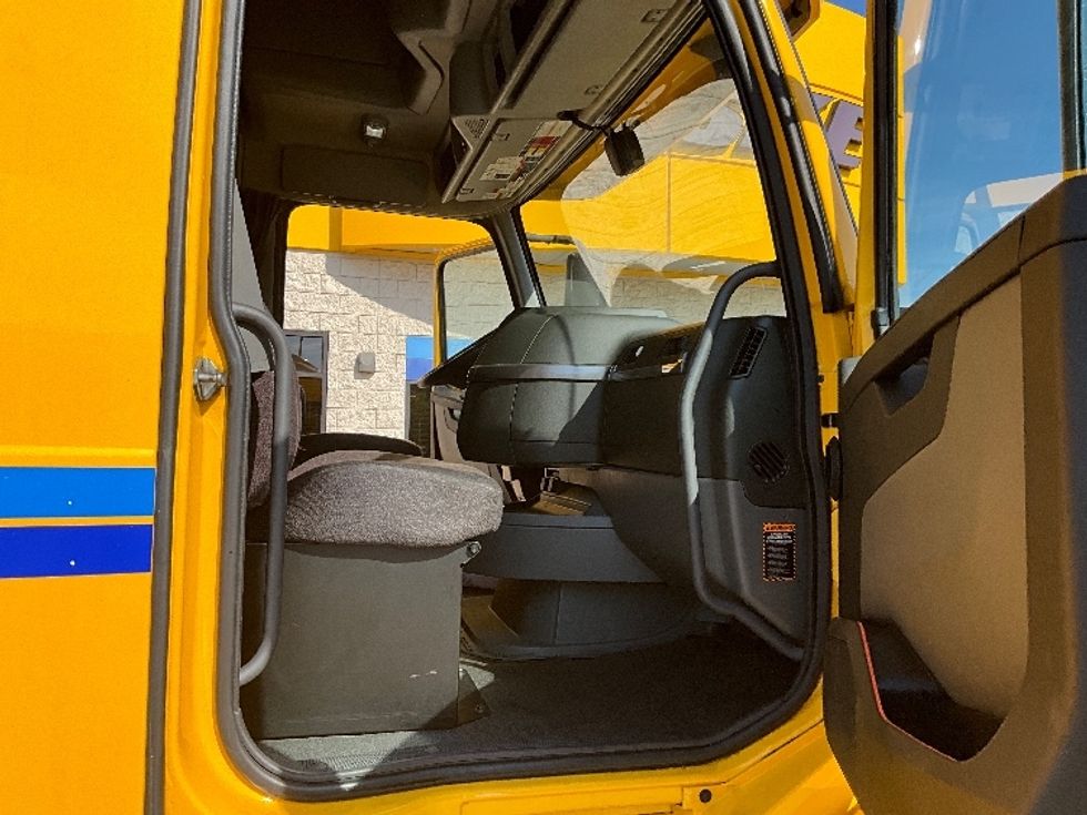 Sleeper Tractor-Heavy Duty Tractors-Volvo-2022-VNL64760-Indianapolis-IN-466,869\n\t\tmiles-$ 70,250 - Image 13