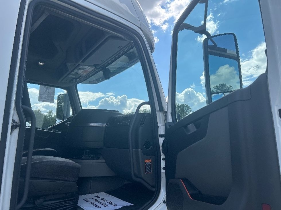 Sleeper Tractor-Heavy Duty Tractors-Volvo-2022-VNL64760-Jackson-MS-448,527\n\t\tmiles-$ 86,500 - Image 13