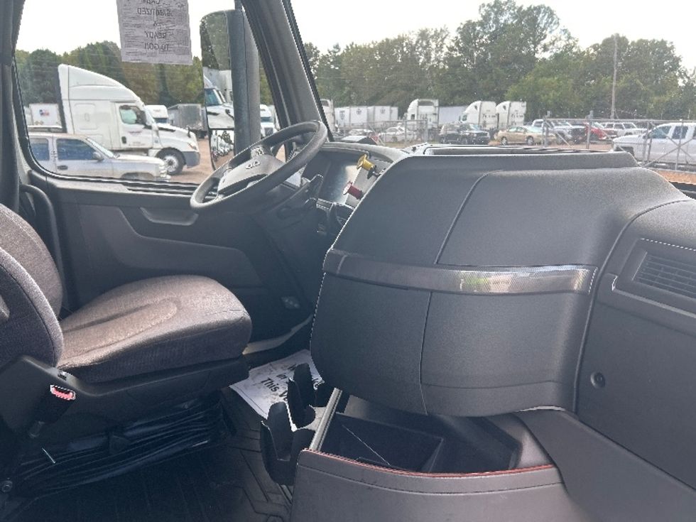 Sleeper Tractor-Heavy Duty Tractors-Volvo-2022-VNL64760-Jackson-MS-448,527\n\t\tmiles-$ 86,500 - Image 15