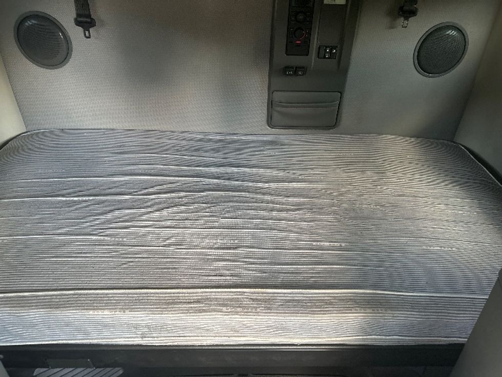 Sleeper Tractor-Heavy Duty Tractors-Volvo-2022-VNL64760-Jackson-MS-448,527\n\t\tmiles-$ 86,500 - Image 17