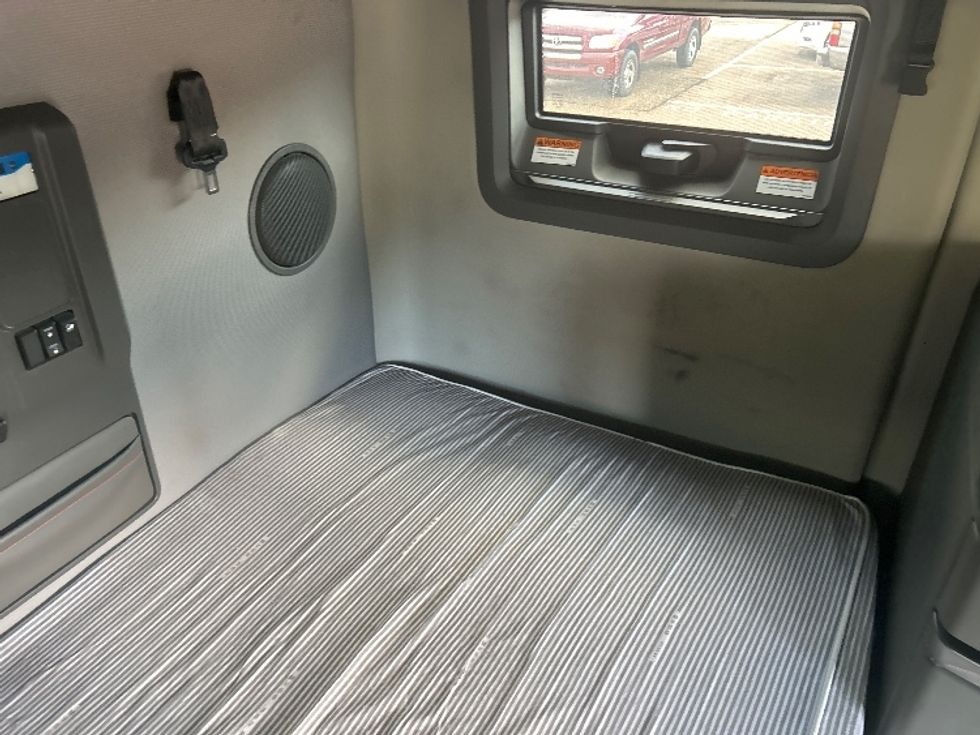 Sleeper Tractor-Heavy Duty Tractors-Volvo-2022-VNL64760-Jackson-MS-448,527\n\t\tmiles-$ 86,500 - Image 18