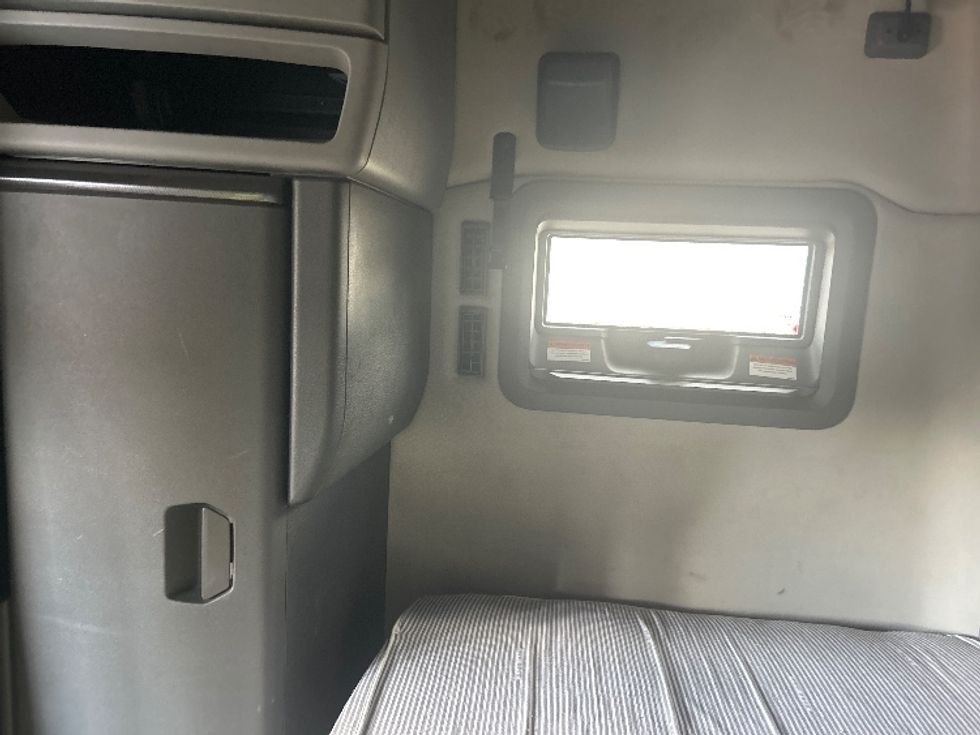 Sleeper Tractor-Heavy Duty Tractors-Volvo-2022-VNL64760-Jackson-MS-448,527\n\t\tmiles-$ 86,500 - Image 19