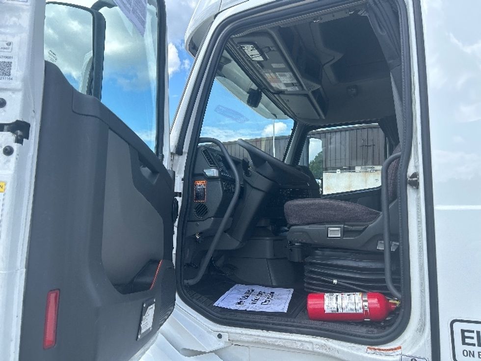 Sleeper Tractor-Heavy Duty Tractors-Volvo-2022-VNL64760-Jackson-MS-448,527\n\t\tmiles-$ 86,500 - Image 9