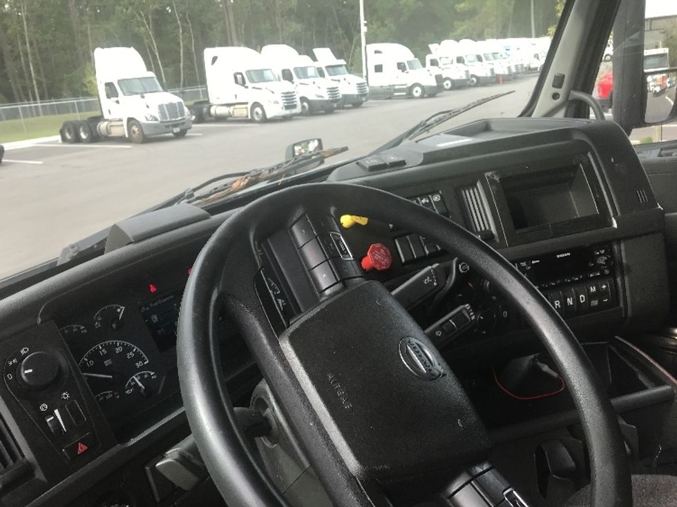 Sleeper Tractor-Heavy Duty Tractors-Volvo-2022-VNL64760-Jacksonville-FL-398,948\n\t\tmiles-$ 82,500 - Image 10