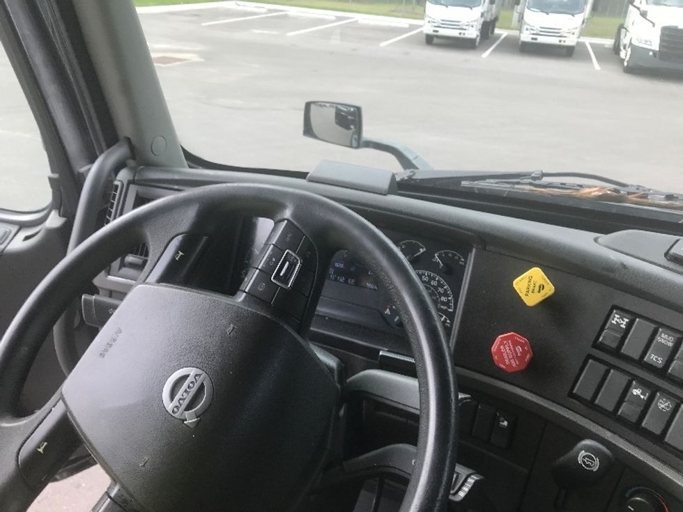 Sleeper Tractor-Heavy Duty Tractors-Volvo-2022-VNL64760-Jacksonville-FL-398,948\n\t\tmiles-$ 82,500 - Image 11
