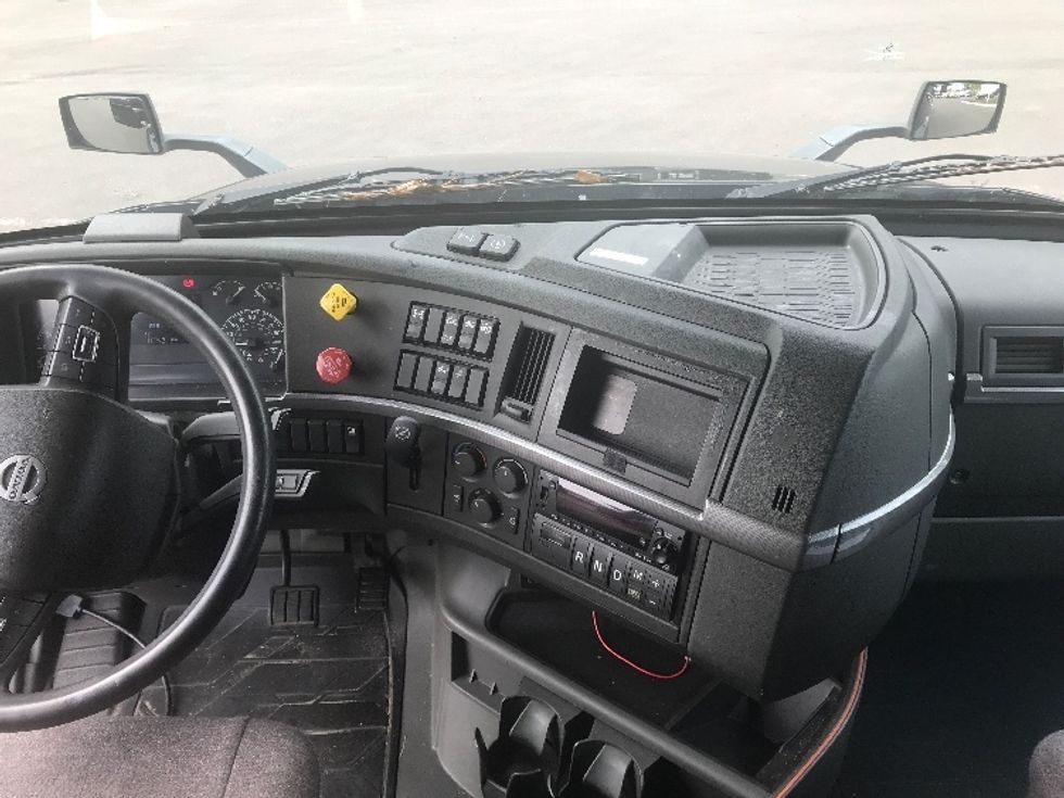 Sleeper Tractor-Heavy Duty Tractors-Volvo-2022-VNL64760-Jacksonville-FL-398,948\n\t\tmiles-$ 82,500 - Image 12