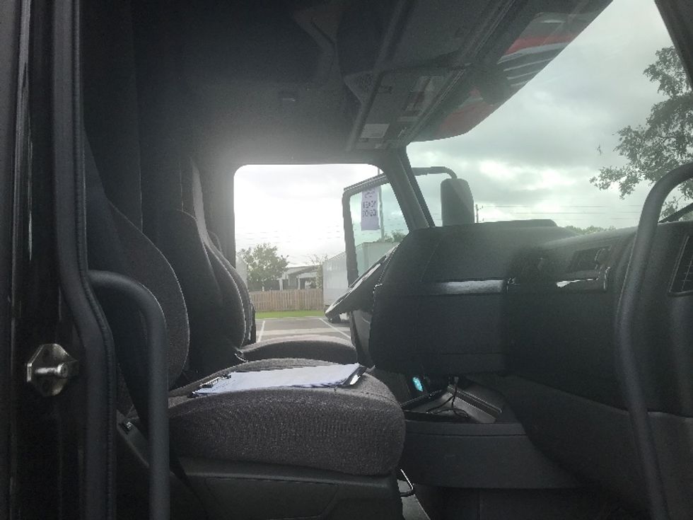 Sleeper Tractor-Heavy Duty Tractors-Volvo-2022-VNL64760-Jacksonville-FL-398,948\n\t\tmiles-$ 82,500 - Image 15