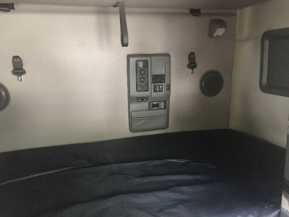 Sleeper Tractor-Heavy Duty Tractors-Volvo-2022-VNL64760-Jacksonville-FL-398,948\n\t\tmiles-$ 82,500 - Image 16