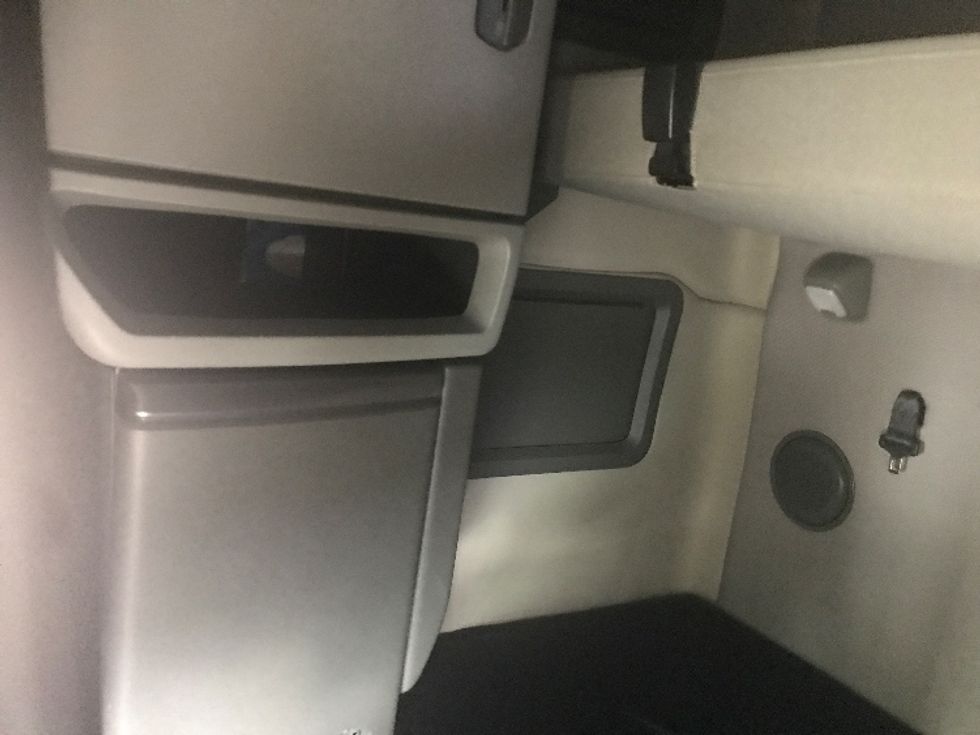 Sleeper Tractor-Heavy Duty Tractors-Volvo-2022-VNL64760-Jacksonville-FL-398,948\n\t\tmiles-$ 82,500 - Image 19