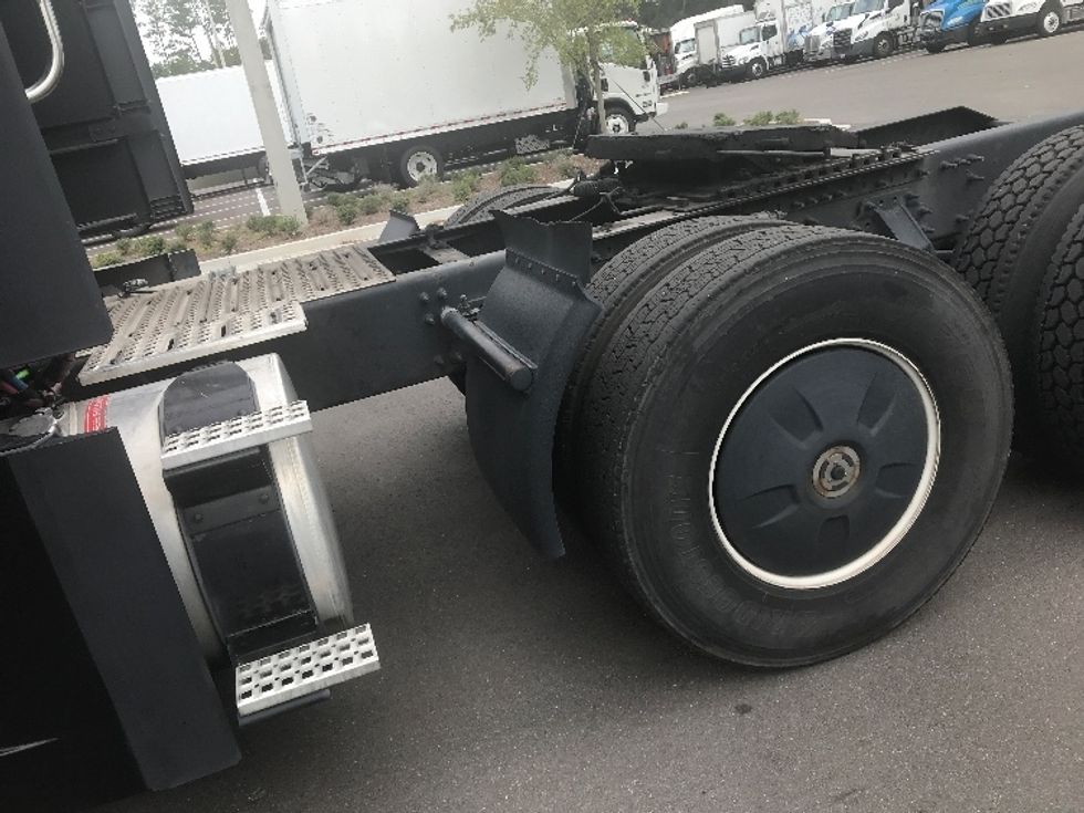 Sleeper Tractor-Heavy Duty Tractors-Volvo-2022-VNL64760-Jacksonville-FL-398,948\n\t\tmiles-$ 82,500 - Image 22